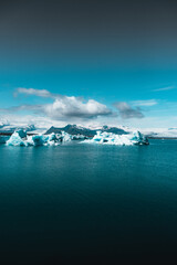 Fototapeta na wymiar Ghiaccio nel lago del ghiacciaio in Islanda