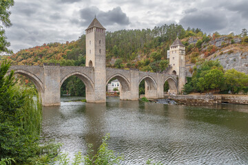 Fototapeta na wymiar Pont Valentré ou pont du Diable à Cahors en France