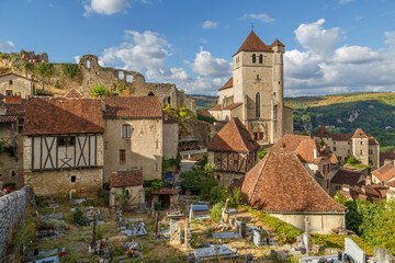 Fototapeta na wymiar Saint-Cirq-Lapopie, plus beau village en France, région Occitane. Village perché sur une falaise surplombant un méandre du Lot.