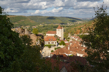 Fototapeta na wymiar Saint-Cirq-Lapopie, plus beau village en France, région Occitane. Village perché sur une falaise surplombant un méandre du Lot.