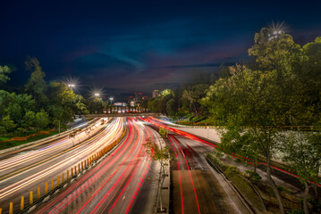 Larga exposici&oacute;n de la avenida circuito interior en la ciudad de M&eacute;xico
