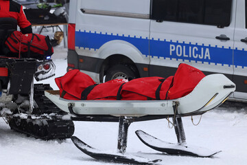  Ratownik górski jedzie z pomocą do wypadku narciarza w górach.  GOPR - obrazy, fototapety, plakaty