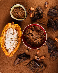 Détail de cabosse de cacao avec des tablettes de chocolat et de poudre de cacao et fèves de cacao crues  - 564405752