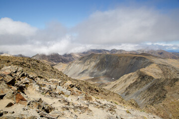 Panorama depuis le pic Carlit en été, France. Le point culminant des Pyrénées-Orientales.