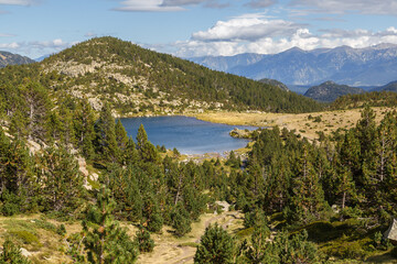Fototapeta na wymiar Randonnée au lac des Camporells en été dans la région naturelle du Capcir, dans les Pyrénées-Orientales, France