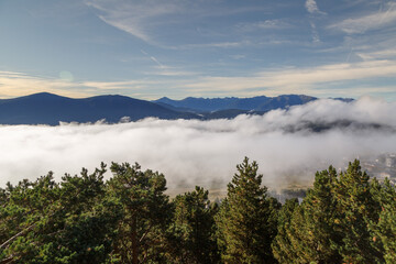 Lac de Matemale au lever de soleil sous le brouillard dans les Pyrénées en été