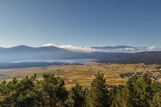 Panorama du Lac de Matemale dans les Pyr&eacute;n&eacute;es-Orientales en &eacute;t&eacute;