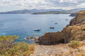 Port de plaissance de Collioure - village de pécheurs catalan sur le littoral méditerranéen en été, France