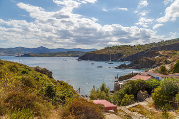 Fototapeta na wymiar Collioure - village de pécheurs catalan sur le littoral méditerranéen en été, France