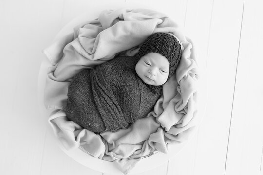 newborn infant in the arms of mom, black and white photos, monochrome
