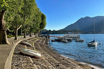 yachts on the waterfront in the city of Lecco - obrazy, fototapety, plakaty