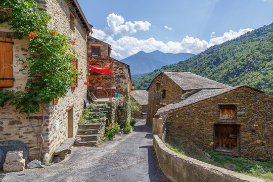 Village d'Evol - un des plus beaux villages de France en &eacute;t&eacute;, Pyr&eacute;n&eacute;es-Orientales, France