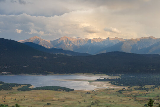 Panorama du Lac de Matemale dans les Pyr&eacute;n&eacute;es-Orientales en &eacute;t&eacute; au coucher de soleil