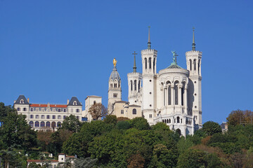 Fototapeta na wymiar Lyon, Basilika Notre Dame de Fourvière, mit blauem Sommerhimmel. 
