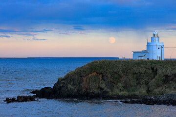 Fototapeta na wymiar 納沙布岬灯台と歯舞群島と月