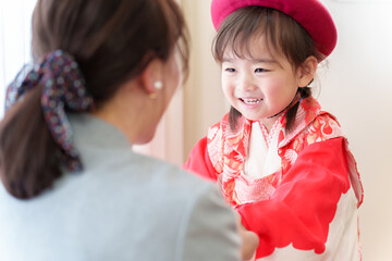 七五三の着物を着た三歳の女の子とお母さん