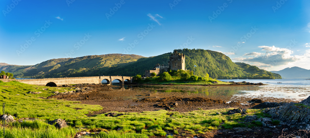 Sticker Eilean Donan Castle panorama in Scotland