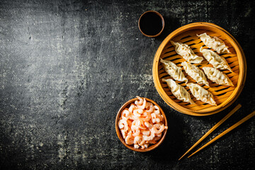 Fototapeta na wymiar Dumplings gyoza with shrimp in a bamboo steamer. 
