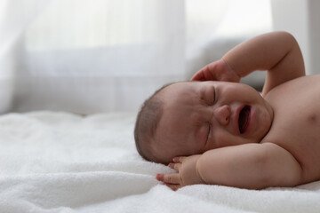 生後4ヶ月の泣いている赤ちゃん