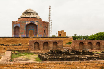 Ancient mausoleum at Makli Hill in Thatta, Pakistan. Necropolis, graveyard - obrazy, fototapety, plakaty