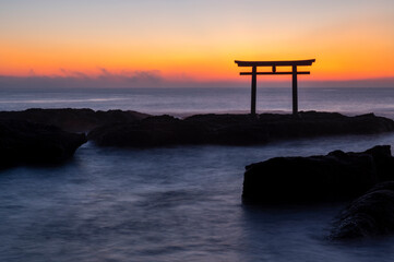 夜明けの鳥居