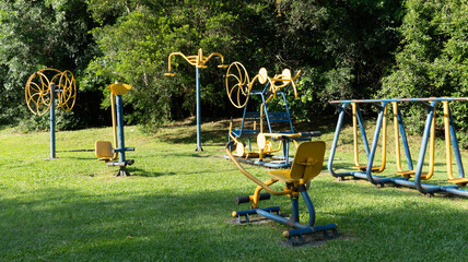 Equipamentos para atividades físicas instalados pela prefeitura da cidade de Curitiba, em parques...