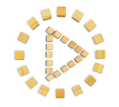 三角形を丸で囲んだウッドキューブの木製再生ボタン