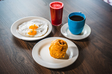 desayuno ecuatoriano, bolón con café