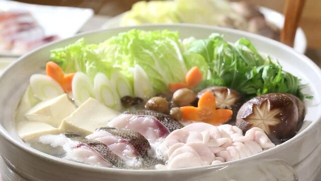 鱈鍋　湯気を上げる鍋料理