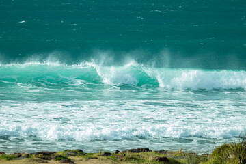 Naklejka premium Wave breaking on beach