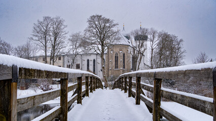 Kloster im Winter in Bayern
