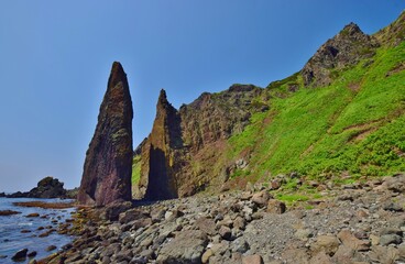 青空に映える礼文島  地蔵岩