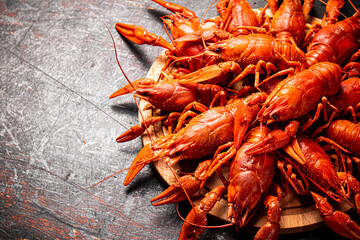 Boiled crayfish on a round cutting board. 