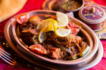 Tandori chicken, also called tandoori chicken, is a roast chicken dish that dates back to the time of the Mughal Empire in Southeast Asia