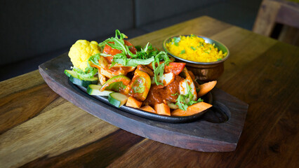 Tandori chicken, also called tandoori chicken, is a roast chicken dish that dates back to the time of the Mughal Empire in Southeast Asia