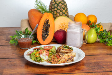 Desayuno de burritos con ensalada y licuado de fresa