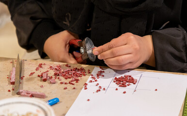 Obraz premium Hands of arabian female person that works on religion mosaic