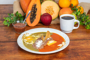 Desayuno de huevos en salsa roja y verde con cafe y salsa