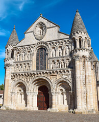 Fototapeta na wymiar Vista de la fachada de estilo románico del siglo XI de Notre Dame la Grande en la ciudad de Poitiers, Francia
