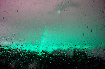 Raindrops on glass, rainbow, blur, lumiere
