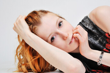 frau jung model rothaarig ginger portrait oberkörper schlank fit teen blick lachen dominant...