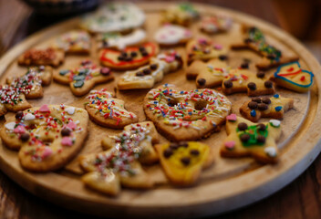Butterplätzchen, mit bunten Streuseln und Nüssen dekoriert