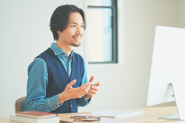 Fototapeta premium リモート会議で話をするハイクラスの男性