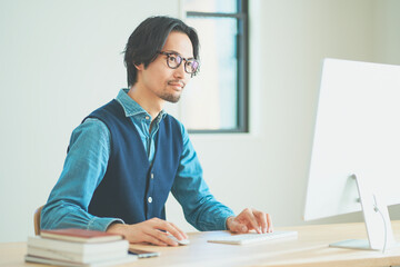 リモートワークで作業をするハイクラスの男性