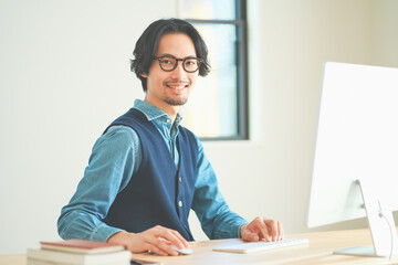 リモートワークで作業をするハイクラスの男性