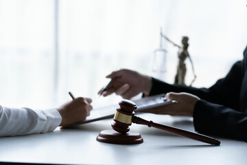 sign the agreement Concepts of legal process and litigation. Insurance Broker Lawyers provide legal advice to clients with buying a rental home. Financial advisor with loan investment contract