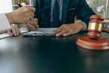 sign the agreement Concepts of legal process and litigation. Insurance Broker Lawyers provide legal advice to clients with buying a rental home. Financial advisor with loan investment contract