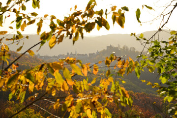 Herbstliche Landschaft von der Schönen Aussicht südlich von Lindenfels im Odenwald mit Blick auf Lindenfels im Gegenlicht Richtung Weschnitztal, Hessen