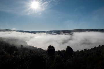 Manhã gelada com nevoeiro nos altos em Salto de Villalcampo, Espanha
