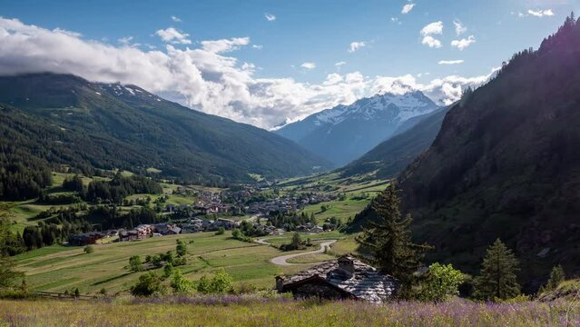 Time lapse du village de Lanslevillard avec la Dent Parach&eacute;e en toile de fond - Haute-Maurienne